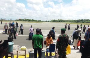 Personil Tim III Ops Aman Nusa Giat Pengamanan Pelaku Perjalanan Pesawat Wings Air
