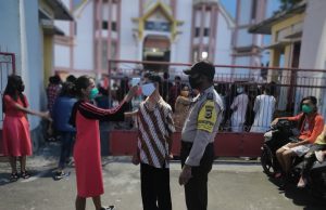 Bhabinkamtibmas Olilit Barat Amankan Ibadah Peringati Hari Raya Kristus Raja Semesta Alam