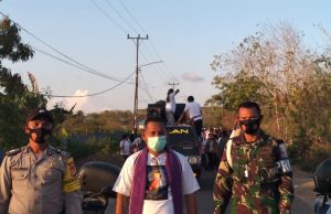 Bhabinkamtibmas Sifnana Laksanakan Giat Sinergitas TNI-POLRI Amankan Perararakan Kristus Raja