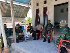 Bhabinkamtibmas Wowonda Bersama Prajurit TNI yang melaksanakan Ops Pamrahwan Kunjungi Keluarga Londar dan Kelbulan