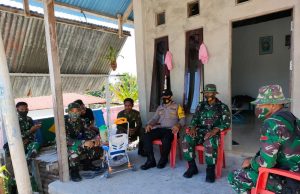 Bhabinkamtibmas Wowonda Bersama Prajurit TNI yang melaksanakan Ops Pamrahwan Kunjungi Keluarga Londar dan Kelbulan