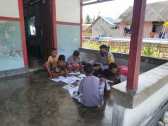 Bhabinkamtibmas Amdasa Door to Door System Kepada Anak-Anak di Desa Binaan