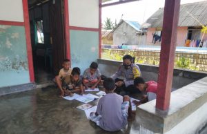 Bhabinkamtibmas Amdasa Door to Door System Kepada Anak-Anak di Desa Binaan