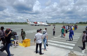 Kedatangan 65 orang Pelaku Perjalanan Pesawat Wings Air diamankan Personil Ops Aman Nusa II Polres Kep. Tanimbar