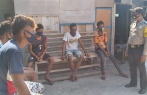 Giat Sambang Bhabinkamtibmas Sifnana Sampaikan Kepada Warga Jaga Jarak dan Jauhi Kerumunan Orang
