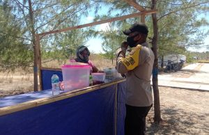 Giat Sambang, Bhabinkamtibmas Matakus Ajar Warga Untuk Selalu Pakai Masker