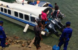 Bhabinkamtibmas Perairan Selaru Sambangi KM. Injil Ingatkan Tidak Angkut Melebihi Kapasitas