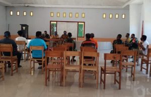 Bhabinkamtibmas Lermatang Amankan Giat Pertemuan Semua Pihak Desa Dengan Permintaan Kerjasama Warga Terkait Latihan Pra Tugas 734/SNS Desa Wakasihu