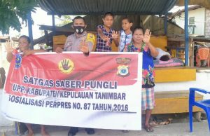 Bhabinkamtibmas Olilit Timur Giat Satgas Saber Pungli Kepada Beberapa Warga Desa Binaan