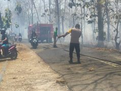 Bhabinkamtibmas Olilit Timur Bantu Petugas Pemadam, Memadamkan Api pada Lokasi Kebakaran