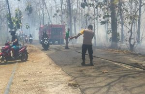 Bhabinkamtibmas Olilit Timur Bantu Petugas Pemadam, Memadamkan Api pada Lokasi Kebakaran