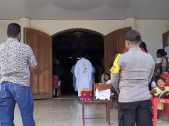 Bhabinkamtibmas Weratan Bersama PS. Kanit Intelkam Polsek Wermaktian Amankan Misa Perayaan Ekaristi Kudus