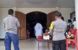 Bhabinkamtibmas Weratan Bersama PS. Kanit Intelkam Polsek Wermaktian Amankan Misa Perayaan Ekaristi Kudus