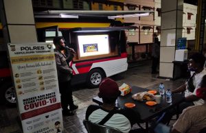 Ngopi Gratis Bareng terobosan Kreatif Sat Binmas Polres Kepulauan Tanimbar dalam Mengedukasi Masyarakat tentang Kepatuhan terhadap Prokes Covid-19