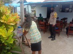 Ibadah Minggu di Desa Matakus diamankan Bhabinkmatibmas dengan penerapan Protokol Kesehatana Covid-19