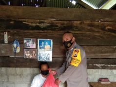 Bhabinkamtibmas Desa Persiapan Ilngei Barat Giat Pembagian Bansos Kepada Warga Ekonomi Lemah