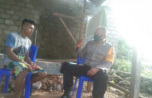 Bhabinkamtibmas Ilngei Barat Sampaikan Pesan Kamtibmas Kepada Bapak Agustinus Ranyabar