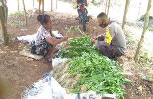 Bhabinkamtibmas Kabiarat Giat DDS Ibu Mei Sarpumpwain Sosialisasi Prokes Covid-19