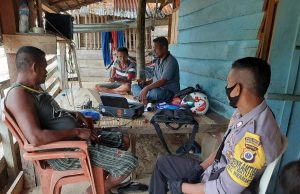 Bhabinkamtibmas Batuputih Sambangi Perangkat Desa Himbau Jaga Jarak antar Warga