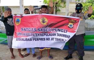 Bhabinkamtibmas Bomaki Giat Sosialisasi Satgas Saber Pungli Kepada Warga Desa RT. OO1 Bomaki