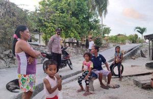 Bhabinkamtibmas Sangliat Dol Himbau Warga Hindari Kerumunan Orang