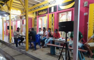 Giat Edukasi Protokol Kesehatan Pencegahan Covid-19 melalui Ngopi Bareng Gratis Sat Binmas Polres Kepulauan Tanimbar.