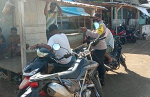 Bhabinkamtibmas Adaut Giat Patroli Minta Warga Jaga Situasi Kamtibmas