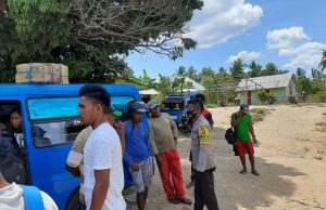 Bhabinkamtibmas Batuputih Giat Patroli Jalan Kaki Sosialisasi Prokes Warga Jauhi Kerumunan