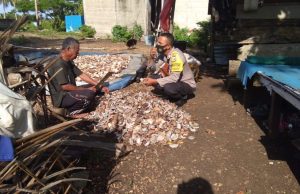 Bhabinkamtibmas Kabiarat Kunjungi Bapak Adrianus Sarpumpwain Sosialisasikan Aturan KDRT