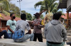 Bhabinkamtibmas Olilit Barat Giat DDS Kepada Pemuda Desa Terkait Kepatuhan Prokes