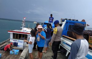 Bhabinkamtibmas Perairan Selaru Sambangi KM. Marlin Anjurkan Perhatikan Cuaca Ketika Melaut