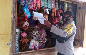 Bhabinkamtibmas Adaut Berpesan Untuk Jaga Jarak Antar Warga