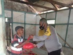 Bhabinkamtibmas Latdalam Giat Pembagian Bantuan Sembako Bagi Warga Ekonomi Lemah Di Desa