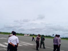 Kasubbag Sarpras Polres Kepulauan Tanimbar pimpin Personil Aman Nusa dalam Giat PAM Rutin Pelaku Perjalanan Pesawat Wings Air
