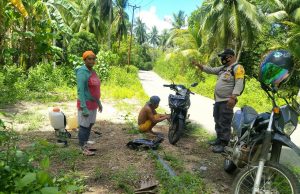 Bhabinkamtibmas Bomaki Giat Sambang Bapak Dominggus Wanubun Sampaikan hindari Kerumunan