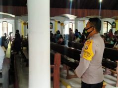 Bhabinkamtibmas Amankan Giat Ibadah di Gereja Paroki Ratu Rosario Suci Olilit Timur