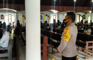 Bhabinkamtibmas Amankan Giat Ibadah di Gereja Paroki Ratu Rosario Suci Olilit Timur