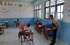 Bhabinkamtibmas Waturu Giat Sambang Siswa/Siswi SMA Laksanakan UAS