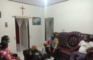 Bhabinkamtibmas Lorulun Sambangi Bapak Paul Sarbunan Himbau Pakai Masker