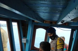 Bhabinkamtibmas Perairan Selaru Giat Sambang KM. Daussa Himbau Tidak Over Draft