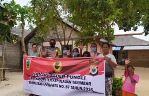 Bhabinkamtibmas Lermatang Sosialisasi Satgas Saber Pungli Kepada Warga Desa