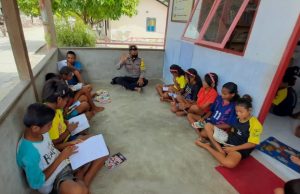 Bhabinkamtibmas Werain Proses Belajar Mengajar Anak Desa Menuju Indonesia Pintar Di Masa Pandemi