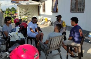 Bhabinkamtibmas Olilit Barat Giat Sosialisasi Penggunaan Medsos Kepada Warga Desa
