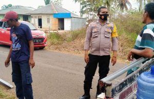 Bhabinkamtibmas Olilit Timur Sambangi Para Pekerja Penggalian Tiang Listrik Baru