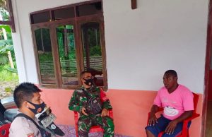 Bhabinkamtibmas Bersama Babinsa Tumbur Giat Sambang Himbau Warga Jaga Situasi Kamtibmas