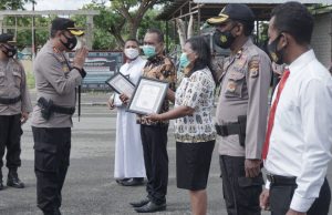 Polres Kepulauan Tanimbar berikan Piagam Penghargaan kepada Tokoh Agama dan Pos Pam Ops Lilin Siwalima 2020 terbaik