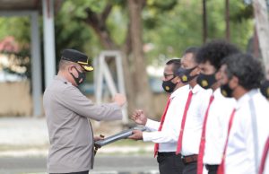 Pimpin apel konsolidasi Ops Ketupat Siwalima tahun 2021, Kapolres Kepulauan Tanimbar berikan Reward kepada personil