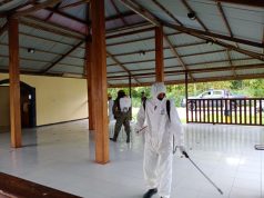 H-1 Hari Raya Idul Fitri 1442 H / 2021, personil gabungan Polri dan Dinkes Kabupaten Kepulauan Tanimbar Giat Penyemprotan Disinfektan