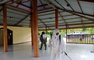 H-1 Hari Raya Idul Fitri 1442 H / 2021, personil gabungan Polri dan Dinkes Kabupaten Kepulauan Tanimbar Giat Penyemprotan Disinfektan