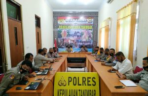 Didampingi Kabag Ren pimpin rapat anev ZI, Waka Polres Kepulauan Tanimbar tekankan kerja sama Tim Pokja